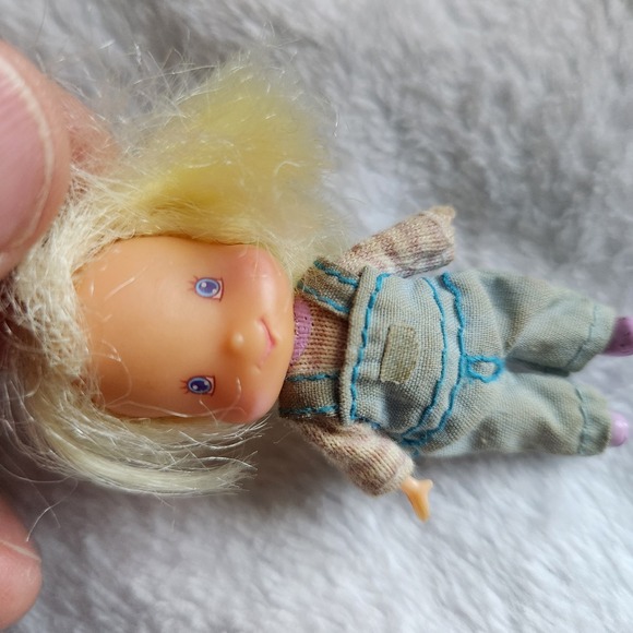 Vintage Strawberry Shortcake Cake Doll Mini 2.5" Blonde Hair Bib Overalls 1980s - Picture 4 of 6